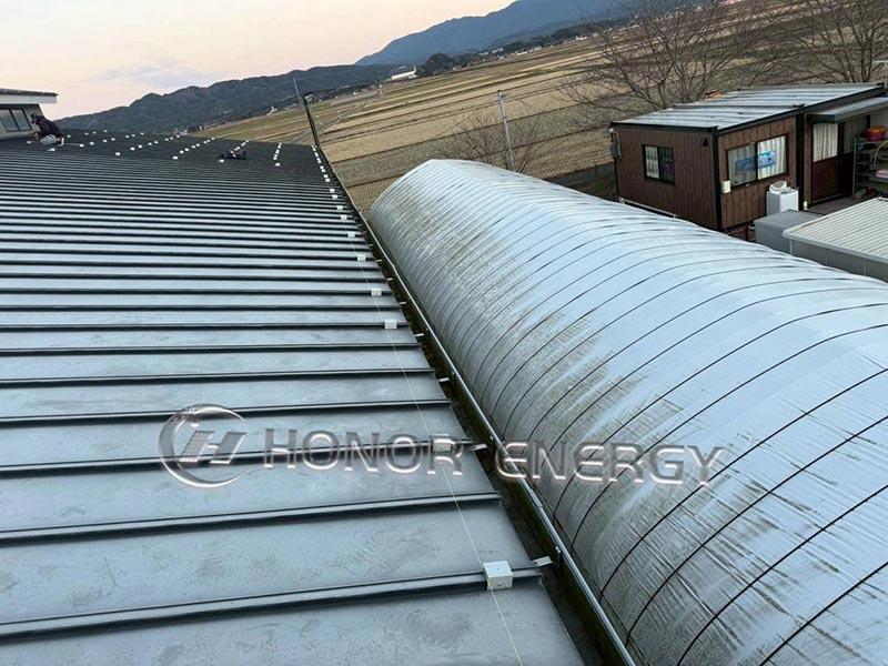 Металлические кровельные зажимы со стоячим фальцем установлены и готовы.